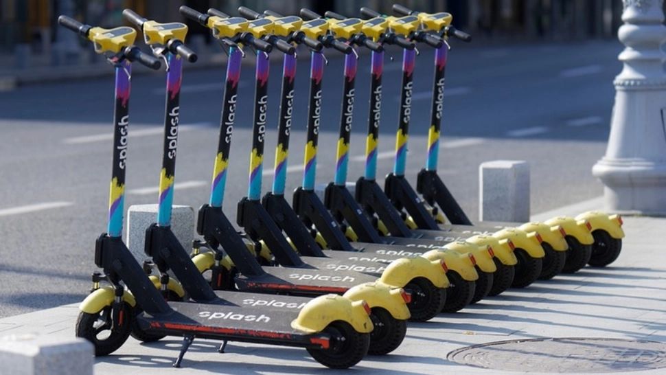 Încă un oraș din România interzice circulația trotinetelor electrice. Cei prinși pe picior greșit riscă amenzi de până la 1.500 de lei