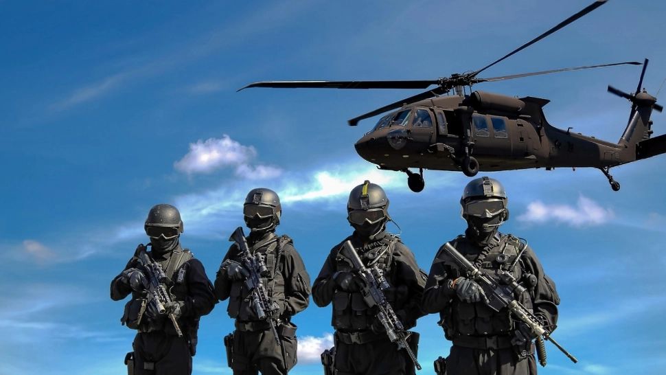 Pedeapsă uluitoare pentru un tânăr care făcea ravagii printre femei cu identitatea falsă de polițist la mascați: legitimația, prinsă cu capse 