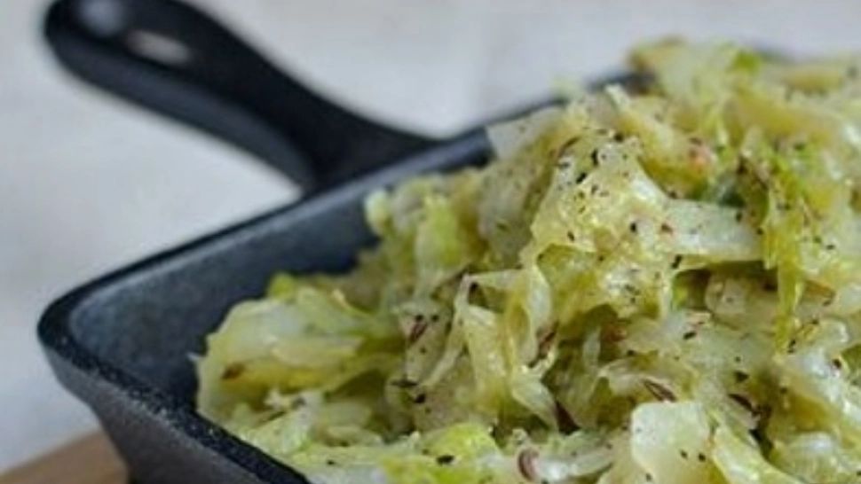 Cea mai bună rețetă de varză călită cu cel mai ieftin condiment: Costă doar 1-2 lei - Secretul e vechi de două secole