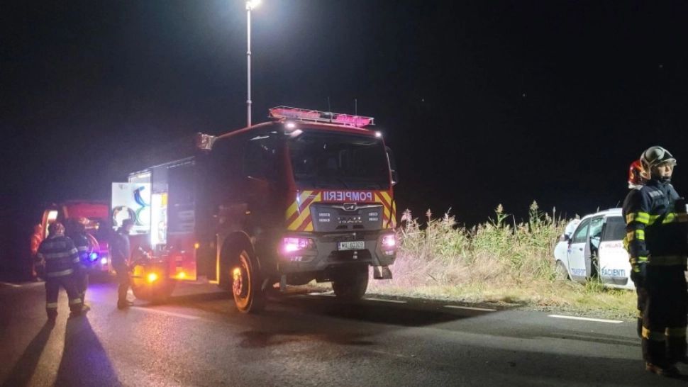 Pacient mort în drum spre spital. Ambulanța în care se afla, implicată într-un accident grav. Traficul, deviat pe un drum forestier