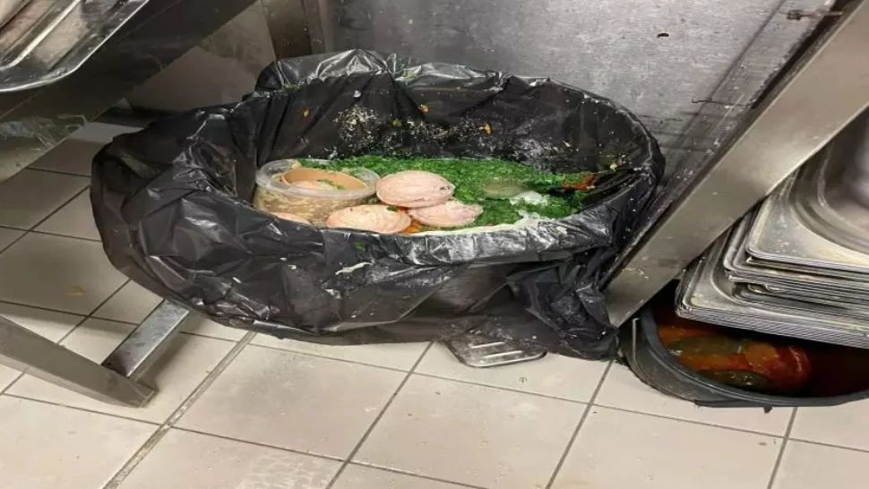 Mizerie și gândaci la controale ANPC în supermarketuri din două lanțuri de retail: Amenzi de peste 6 milioane de lei, 45 de magazine închise temporar