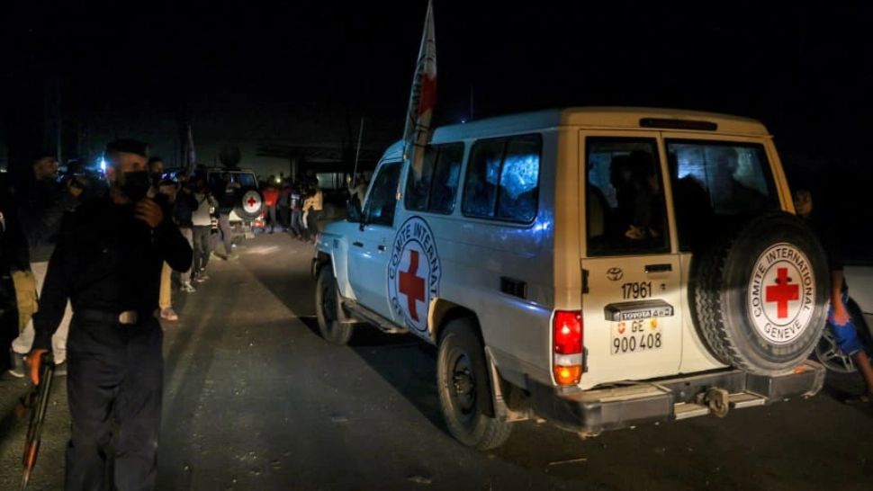 Imagini cu primii ostatici israelieni eliberați de Hamas: Printre ei, o femeie cu cetățenie israeliană-română și fata sa de 6 ani