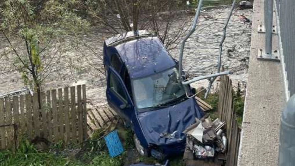 O mașină a căzut de pe un pod, în Rucăr - șoferul a scăpat ca prin minune