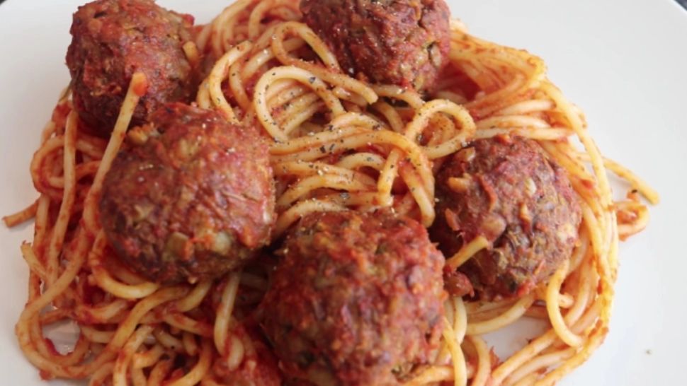 O rețetă delicioasă de chifteluțe de linte și sos de roșii - Alternativa simplă și deloc costisitoare la carne, în timpul postului