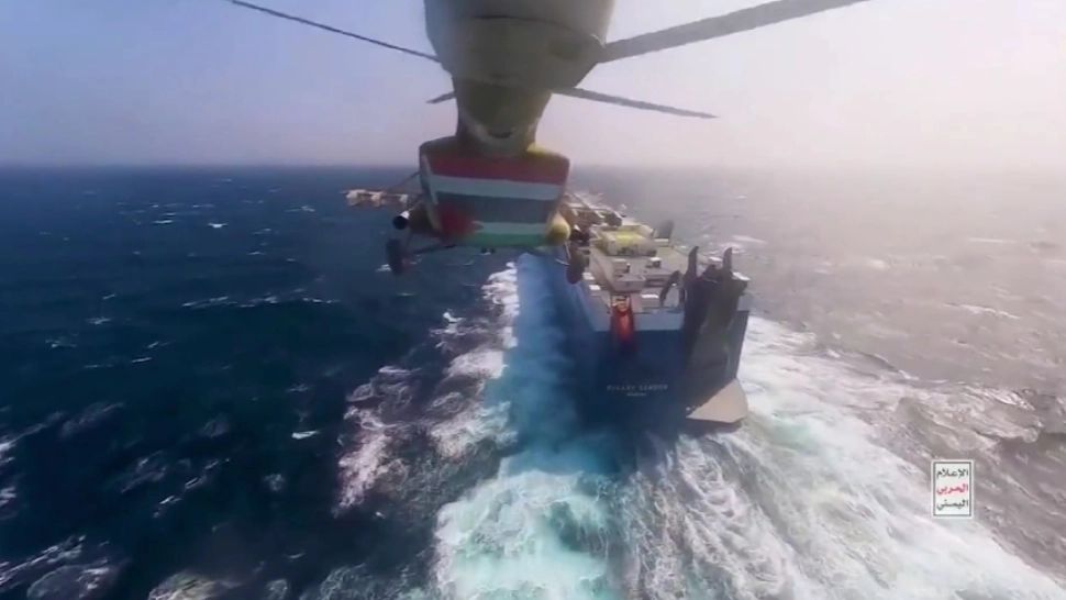 Primele imagini cu momentul în care rebelii Houthi au atacat și capturat nava comercială din Marea Roșie. Printre ostatici, și un român - VIDEO