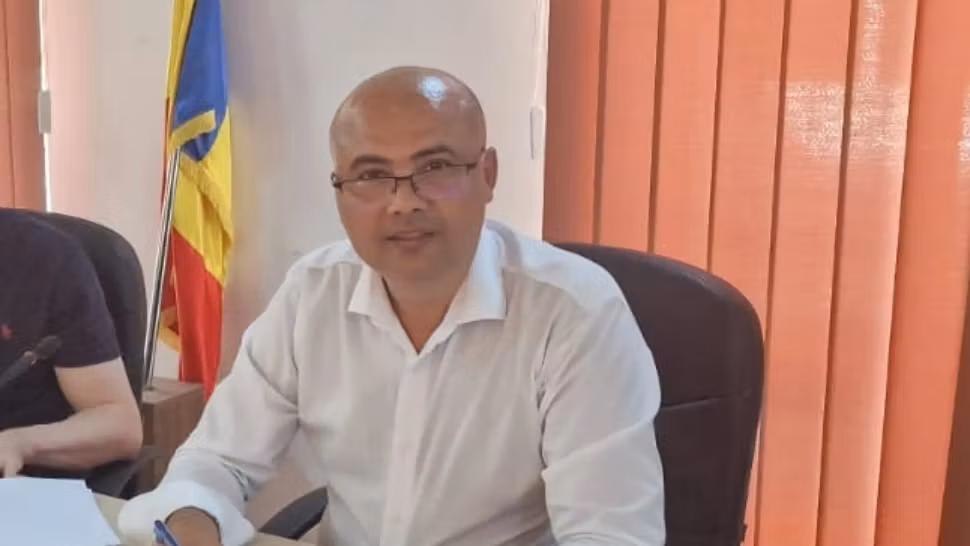 Scandal de proporții într-o primărie. Un edil și-a ieșit din minți și a încercat să dea afară un angajat
