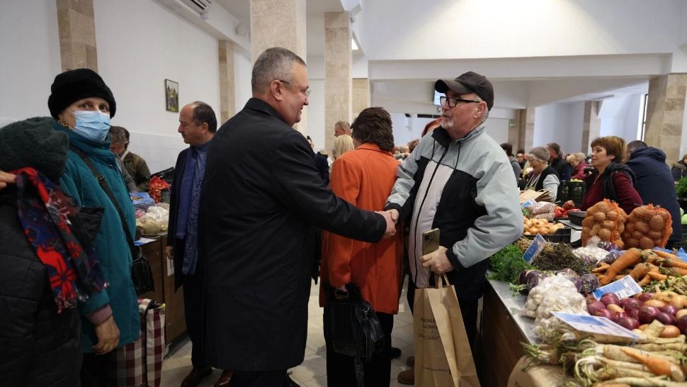Nicolae Ciucă a inaugurat piaţa agroalimentară din Şimleu Silvaniei. Președintele Senatului a cumpărat mere și ceapă