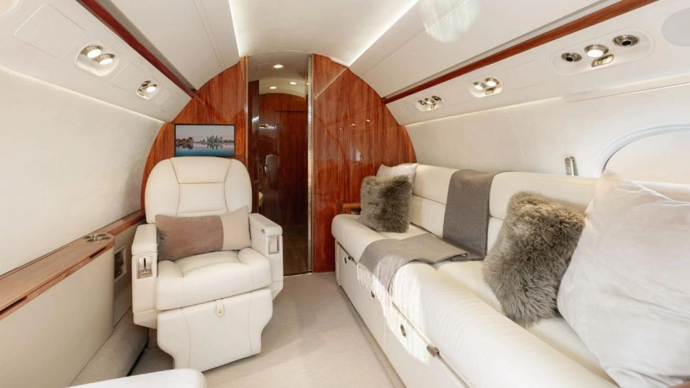 Klaus Iohannis pleacă astăzi într-un turneu de 10 zile în Africa. Cum arată aeronava cu care se deplasează președintele - FOTO