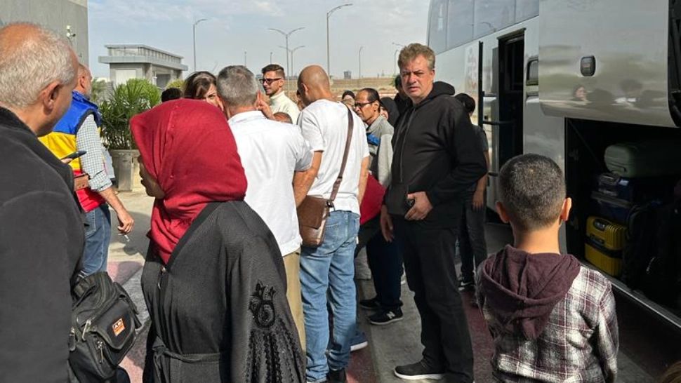 Avionul care trebuia să-i aducă în România pe cei 41 de români din Cairo s-a stricat. Ministerul Apărării a trimis o aeronavă în Egipt