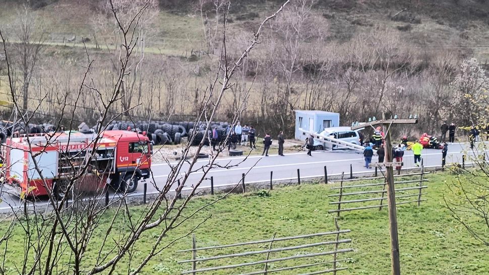 Accident violent în Bistrița-Năsăud: O mașină s-a izbit de un stâlp la ieșirea din Telciu - 5 persoane cu politraumatisme, duse urgent la spital