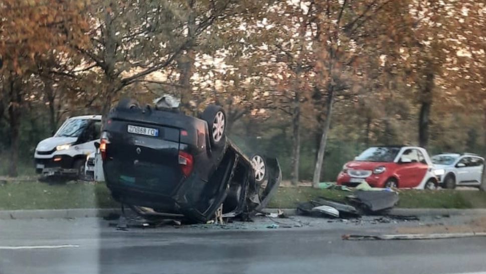 Accident grav, în București: 7 victime, între care doi minori, după ce mașina s-a răsturnat - FOTO