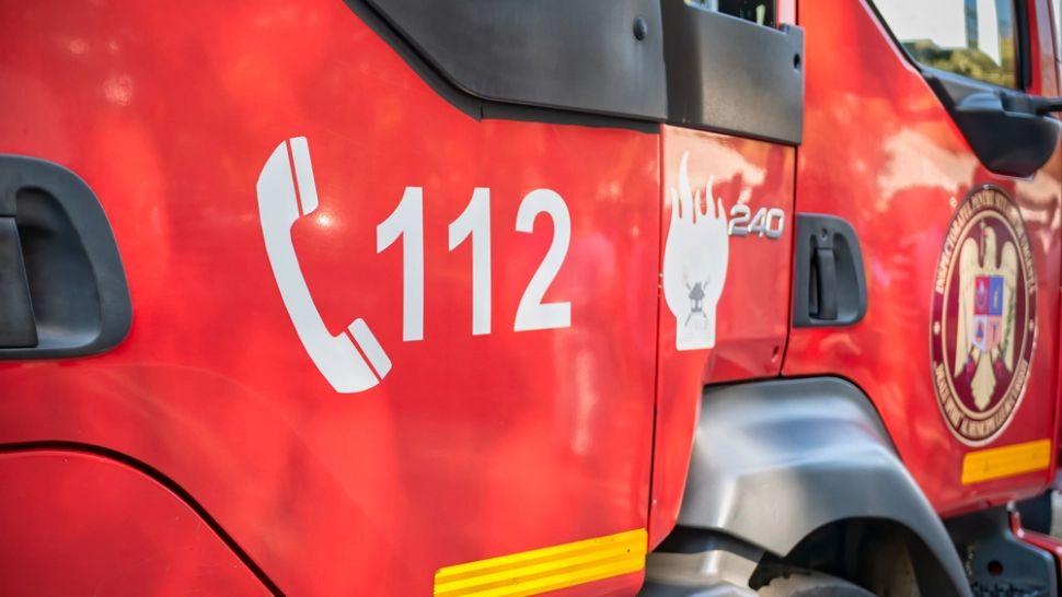 Tavanul unei bănci din Dej s-a prăbușit peste oameni: 3 victime, scoase de sub dărâmături - VIDEO