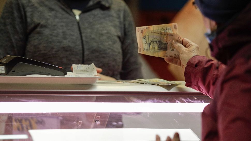 Amenzi uriașe pentru un lanț de supermarketuri din România: "Furtul la cântar a devenit o obișnuință". Cum sunt păcăliți cumpărătorii