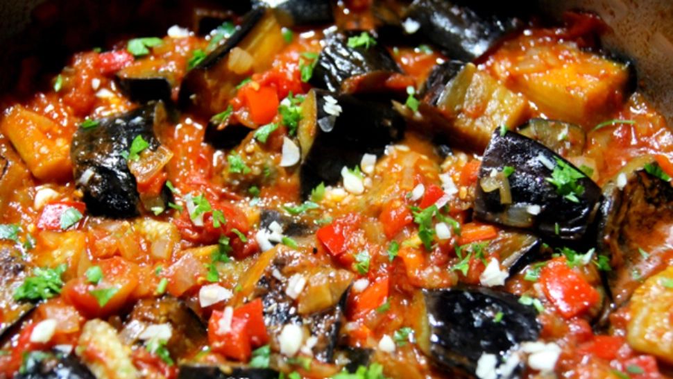 Tocăniță de vinete cu mămăliguță - Rețeta tradițională românească de post