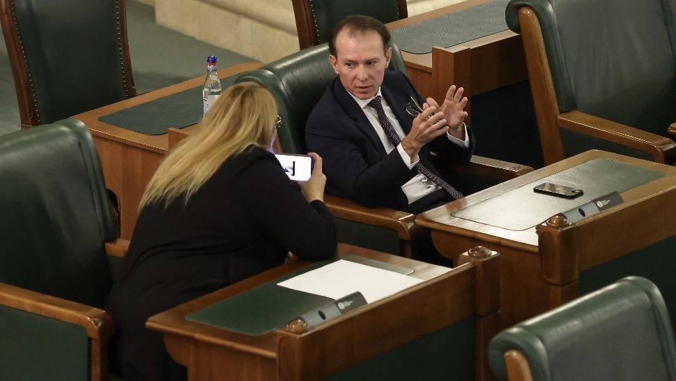 CIRC total în Senat la ridicarea imunității lui Florin Cîțu - Șoșoacă: „Hello, Superman, Xena is speaking” / Simion a descins cu membrii AUR, cu pancarte