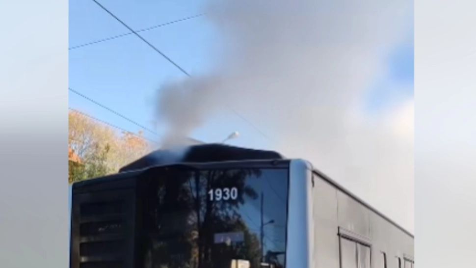 Autobuz plin cu călătorii, la un pas să ia foc în mers! Pasagerii, evacuați de urgență - VIDEO