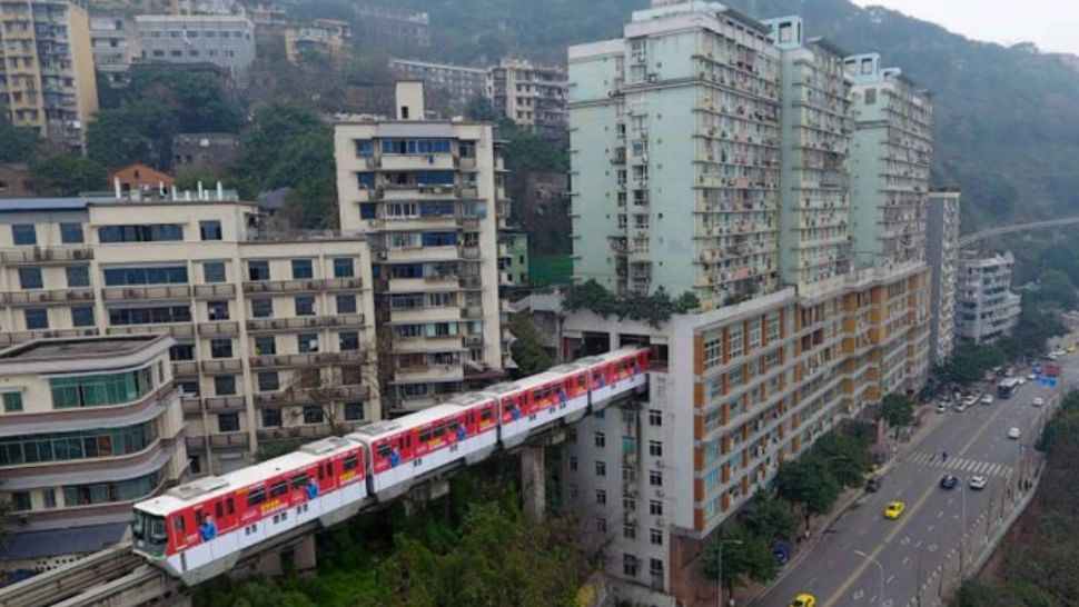 Linie neobișnuită de metrou într-un oraș din China. Intră într-o clădire de apartamente: zeci de oameni trăiesc în acest bloc - VIDEO