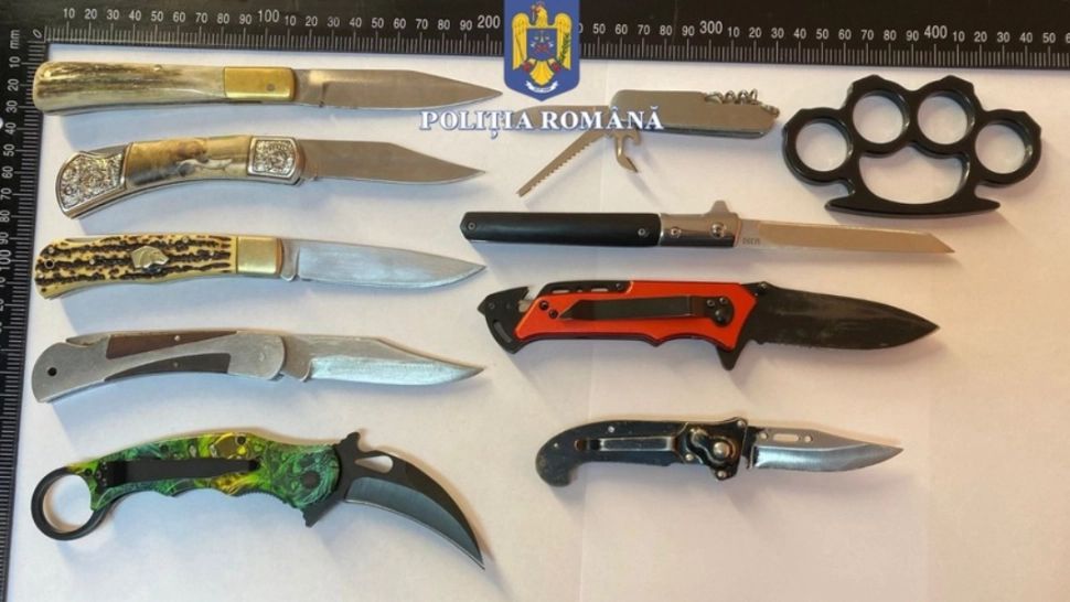 Un pumnal metalic şi 9 bricege, găsite asupra unor elevi din două licee din Miercurea Ciuc - Ce riscă adolescenții
