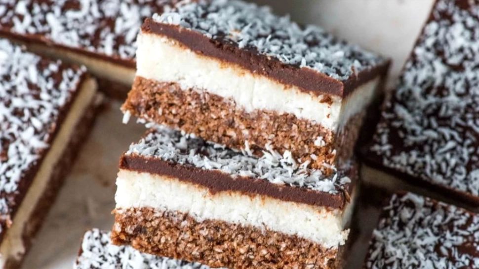 Copiii o adoră, dar nici adulții nu îi pot rezista! Cum prepari acasă Kinder felie de lapte, cea mai delicioasă prăjitură