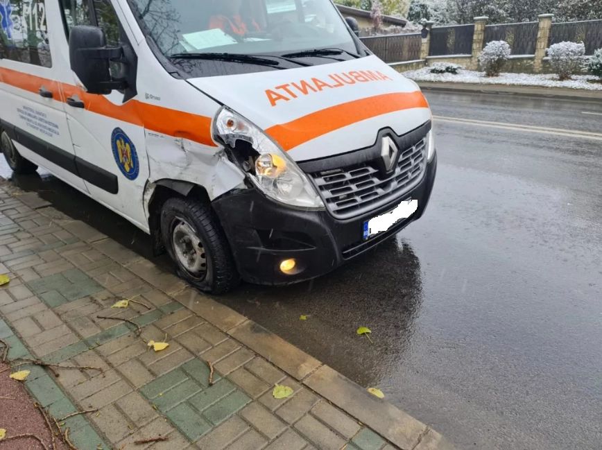 Ambulanță implicată într-un accident, la ieșirea din Botoșani. Asistenta medicală de pe autospecială a fost rănită grav