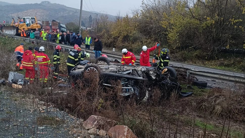 Accident ÎNFIORĂTOR în județul Arad. O tânără a murit, după ce un buldozer a căzut de pe o platformă în mers peste mașina în care se afla