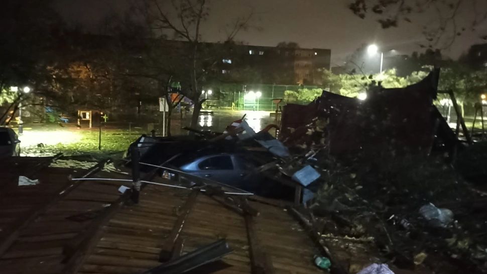 Urgie la Constanța, după 2 mesaje RO-ALERT. Barjă cu 3 oameni, luată de furtună, acoperiș prăbușit peste mașini și artere inundate - VIDEO 