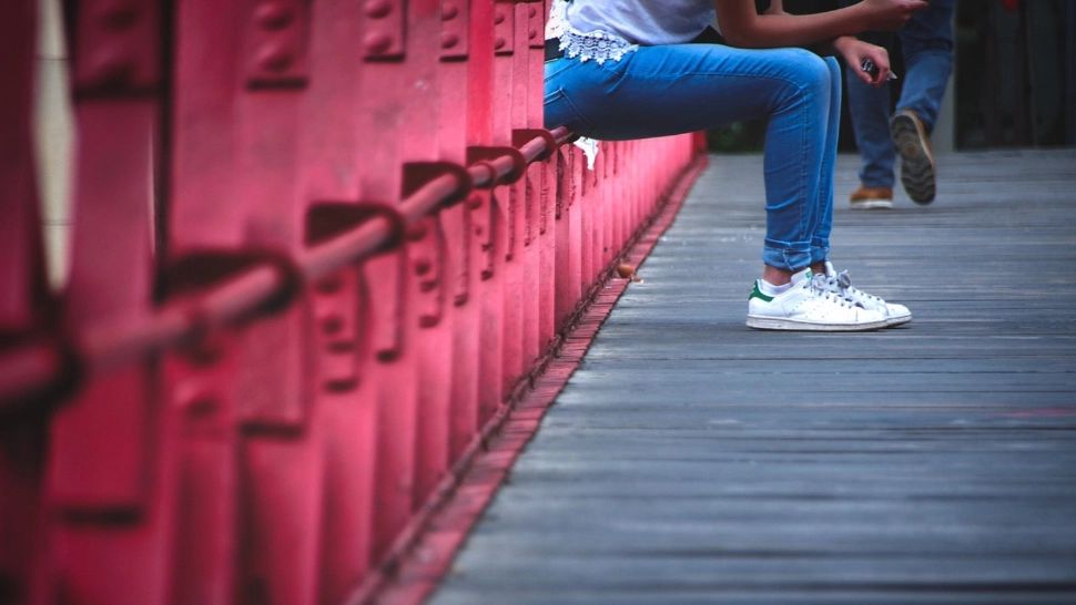 Elevă de 14 ani, bătută și umilită de un coleg, pe holul școlii. Ceilalți filmau și se amuzau pe seama incidentului - FOTO