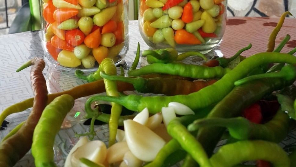 Rețetă de ardei iuţi bulgăreşti în oţet: ingredientul care-i păstrează crocanți. Ce să NU pui niciodată în saramură