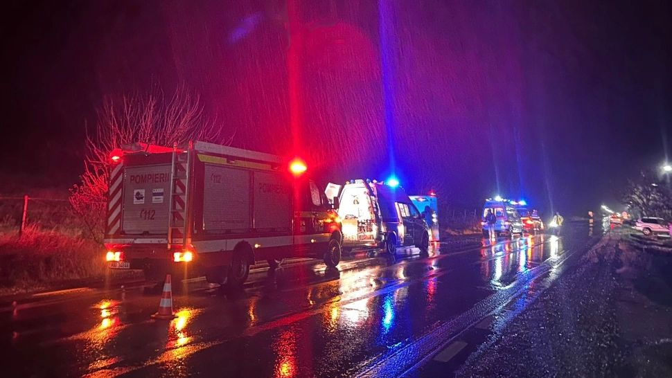 Două victime, după ce un autocar cu pasageri s-a răsturnat, în jud. Suceava