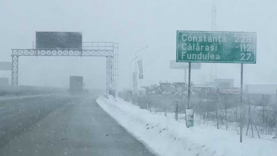 Autostrada A2 București-Constanța a fost închisă din cauza ninsorii abundente - VIDEO