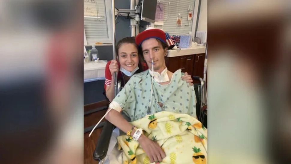  Bărbat salvat de la moarte cu 2 implanturi de sâni