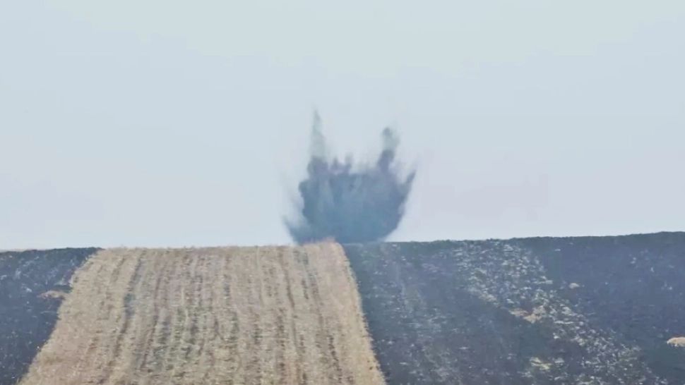 O bombă de 50 de kilograme găsită în câmp a fost detonată. Explozia puternică a zguduit toată zona