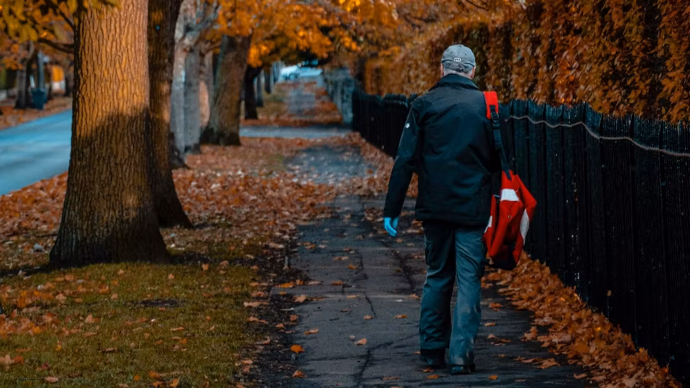 Un poștaș cu dare de mână! Bărbatul beat a împărțit clienților unui restaurant banii din pensiile nedistribuite