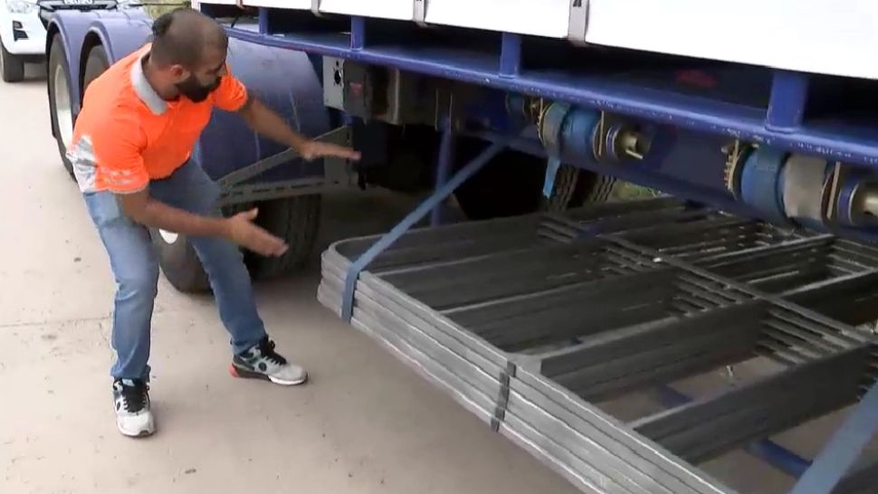 A mers 400 kilometri sub un camion pentru că își băuse banii de taxi. „Nu a trebuit să-mi fac griji pentru aer condiționat, a fost un curent bun!”