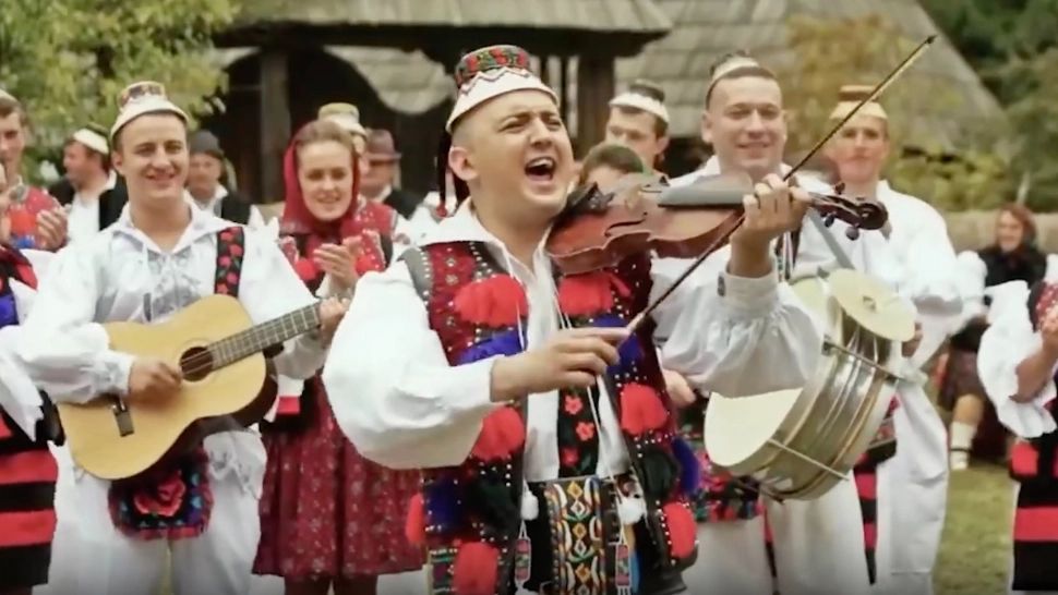 Cântărețul de muzică populară Vasilică Ceterașu, acuzat de agresiune sexuală. Soția lui a recunoscut că acesta se întâlnea cu femei cunoscute online