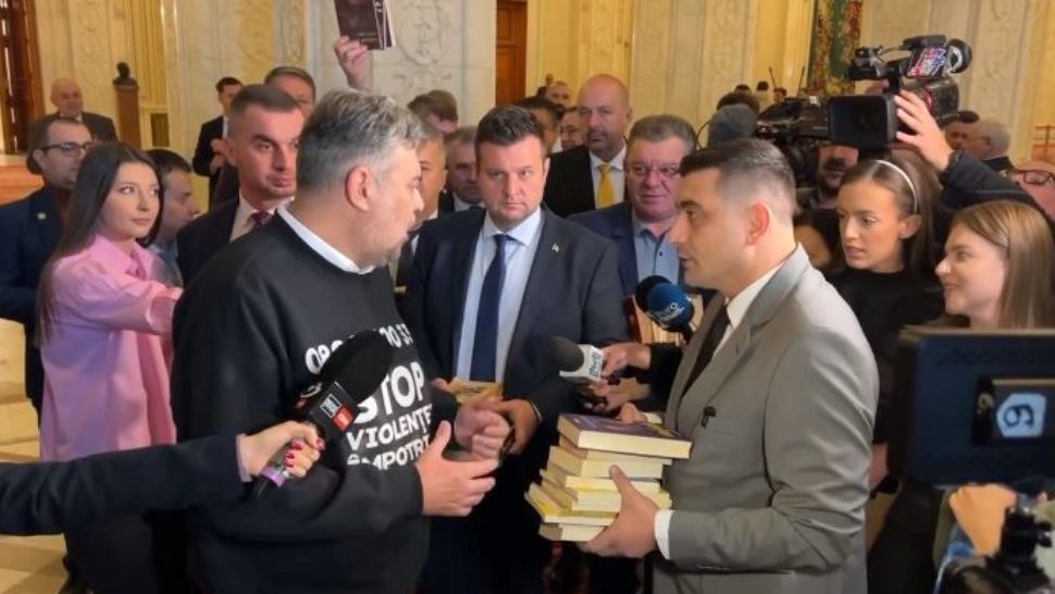 Schimb de replici între Marcel Ciolacu și George Simion - Liderul AUR i-a dat premierului un volum din Harry Potter