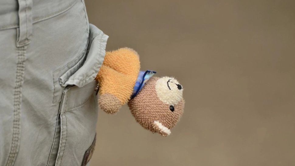 60 de copii cu dizabilități, închiși în apartamente, la periferia Iașiului. Micuții nu am mai văzut lumina zilei de peste un an