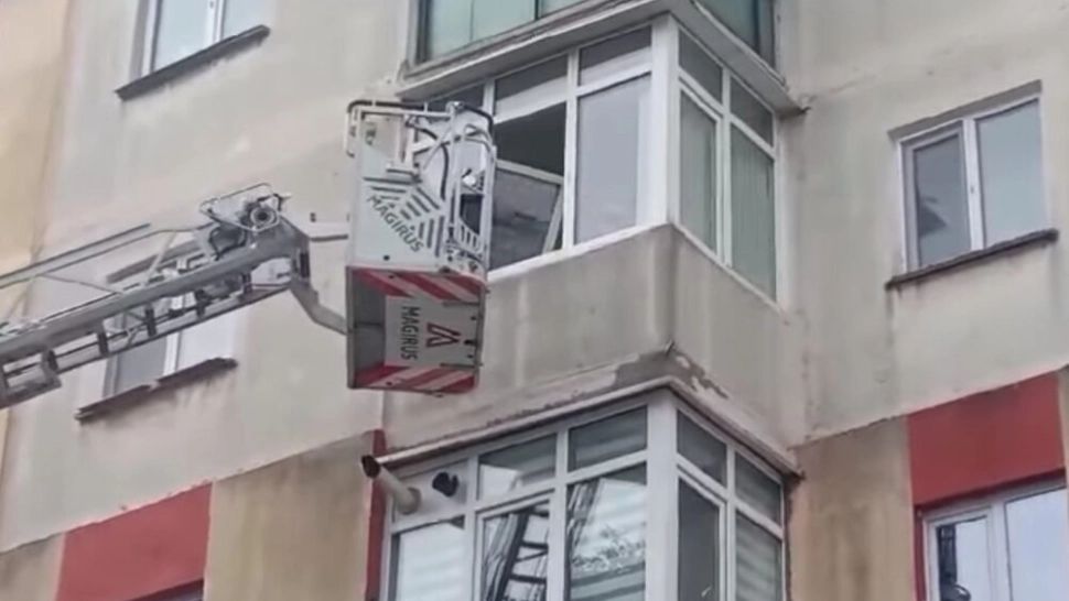 Și-a încuiat părinții pe dinafară ca să se uite la TV. Oamenii au chemat pompierii ca să intre în casă pe geam. VIDEO