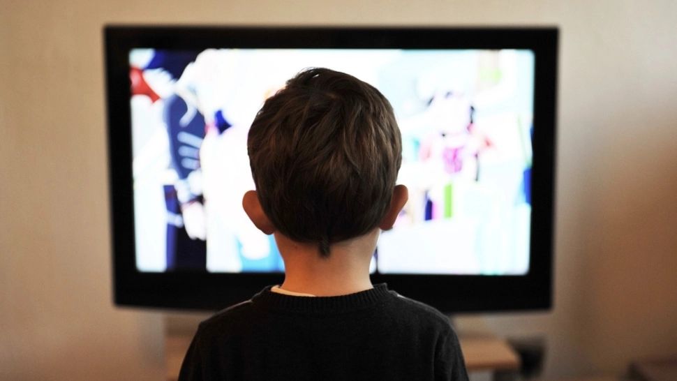 Film cu scene interzise minorilor, vizionat de un grup de elevi de clasa a patra, la recomandarea profesoarei. Directoarea școlii: "Au început să se dezbrace..."