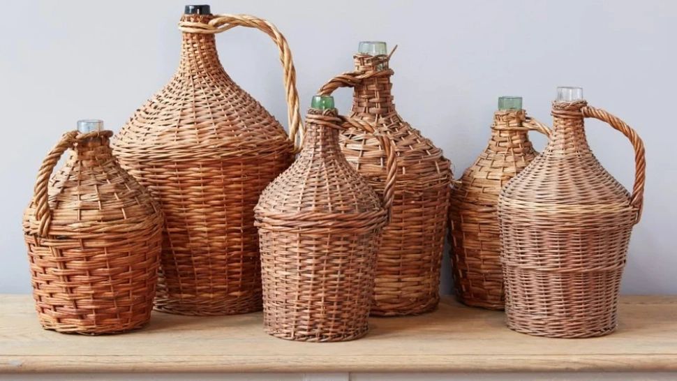 Un polițist din Botoșani a fost prins că făcea vin în curtea secției. Agentul se dotase cu un adevărat arsenal pentru mica sa fabrică