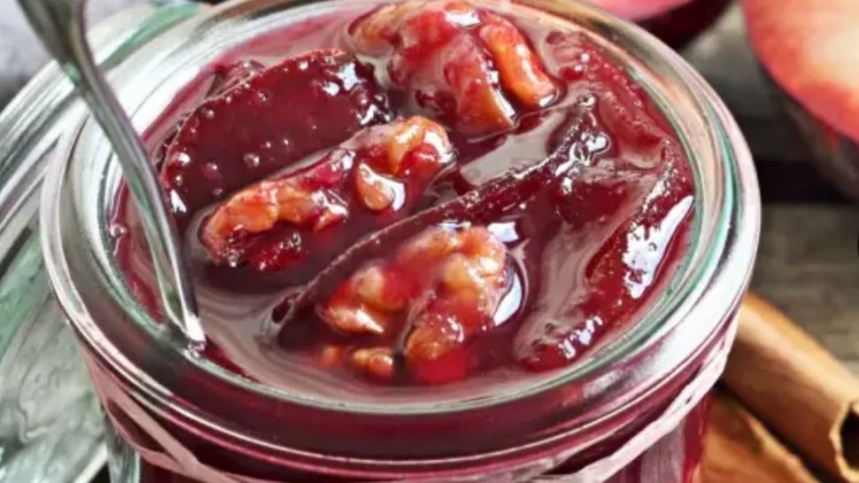 Dulceaţă de prune cu miez de nucă. Reţeta din caietul bunicii