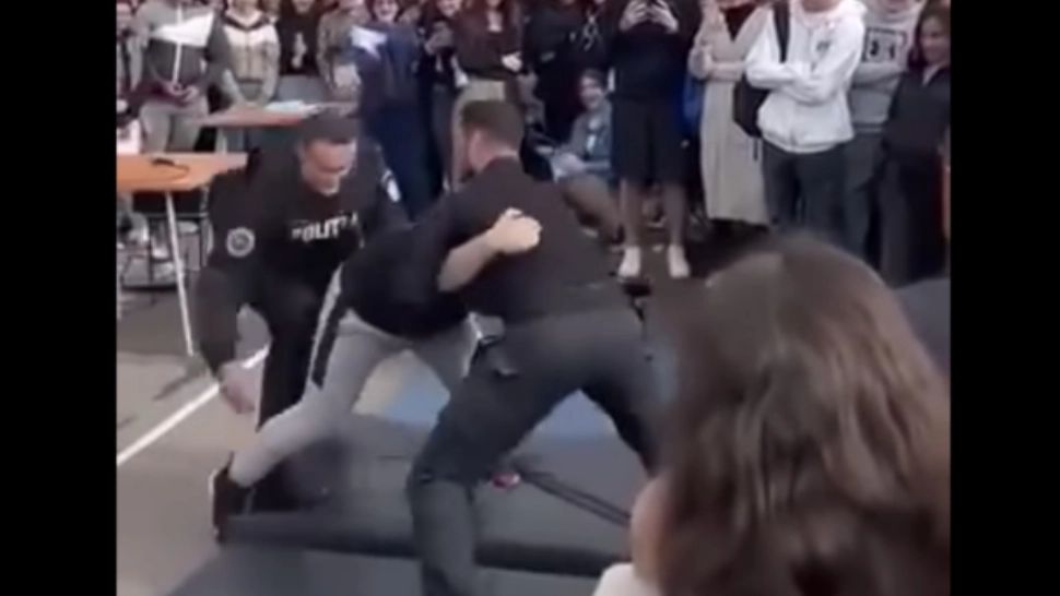 Un elev a pus la pământ doi politiști masivi. Cum a reușit performanța. VIDEO
