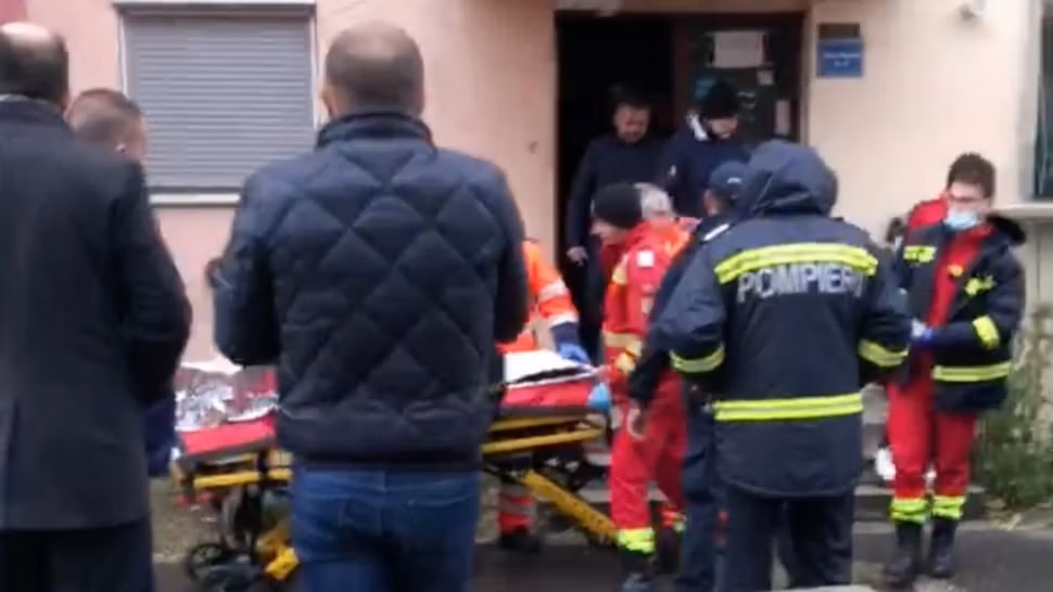 Explozie devastatoare la un bloc de locuințe din Giurgiu. Trei oameni au suferit arsuri pe față și mâini