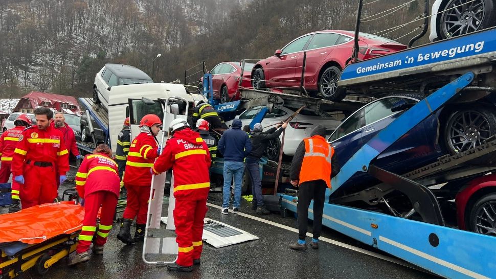 Două camioane care transportau mașini Tesla noi s-au lovit violent, în jud. Sibiu: 3 victime, platformele avariate grav - VIDEO