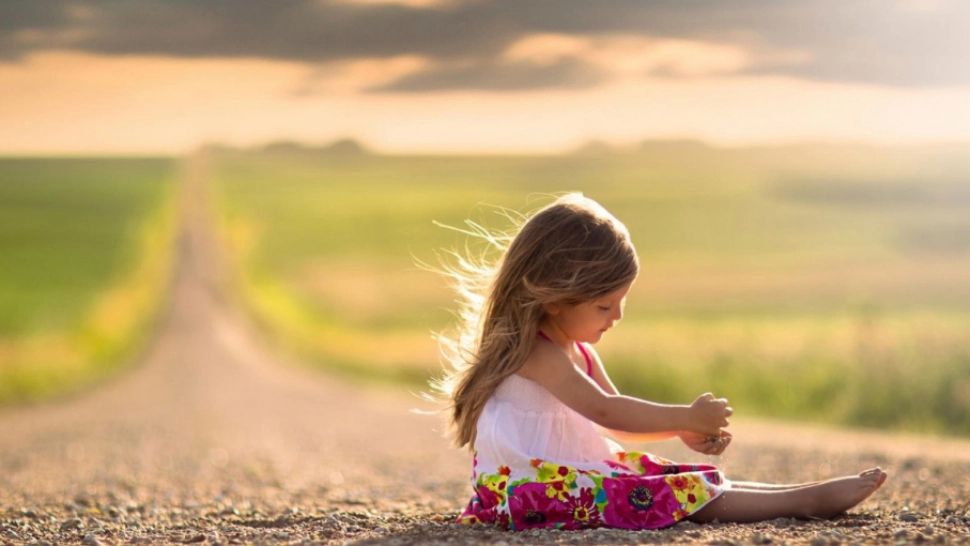 Scene incredibile în Botoșani. O fetiță a fost uitată de părinți în mijlocul drumului, în întuneric