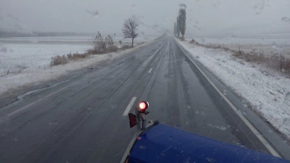 Drumurile din 13 județe ale țării, acoperite pe alocuri cu zăpădă. Există și zone unde pe carosabil s-a format polei: anunțul Poliției Române