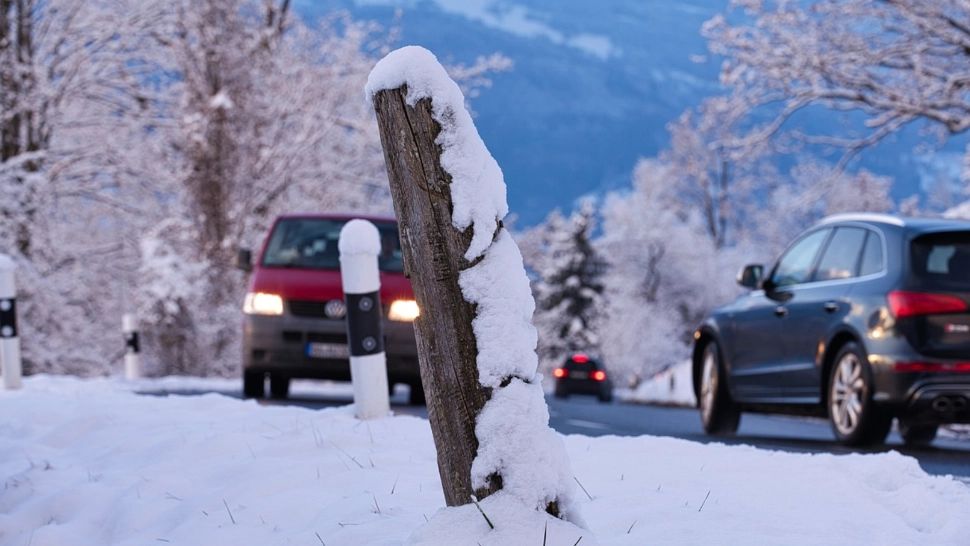 Tânăr rănit de gheața desprinsă de pe un TIR aflat în trafic. Bucata a pătruns prin parbriz 