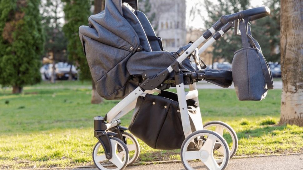 Accident grav în Rădăuți: O mamă de 21 de ani cu copilul în cărucior, loviți pe trotuar de o mașină  