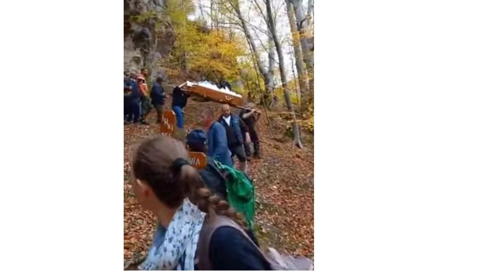 Imaginile neputinței: Înmormântare într-un cătun uitat de lume, oamenii își pun viața în pericol cărând coșciugul pe poteci abrupte