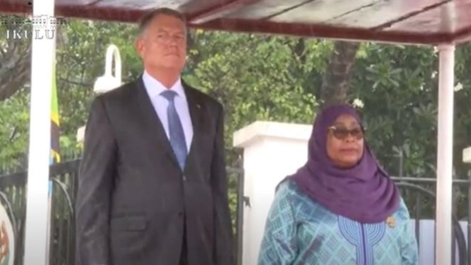 Președintele Klaus Iohannis a fost primit în Tanzania - Imnul României, intonat din nou fals de fanfară - VIDEO